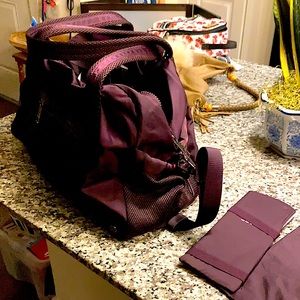 Purple medium size tote bag, duffle bag. Not brand new but in great condition.